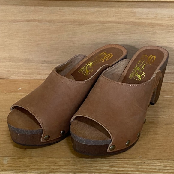 Sbicca Tan/Brown Leather Mules - Picture 1 of 7